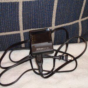 USED Nikon Battery Charger MH-60 for Coolpix 2500/3500/SQ 500